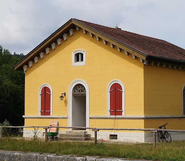 Schleuse 14 bei Dietfurt beim vorgeschichtlichen Erlebnisdorf Alcmona. Schleusenwärterhaus