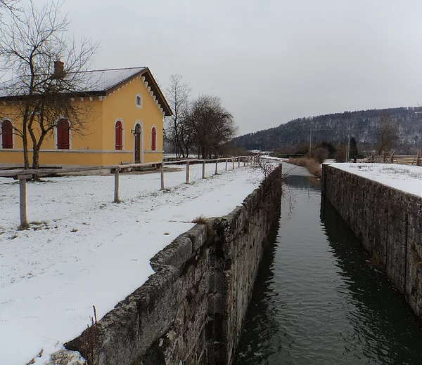 Blick auf die Schleuse 14 und das Schleusenwärterhaus.