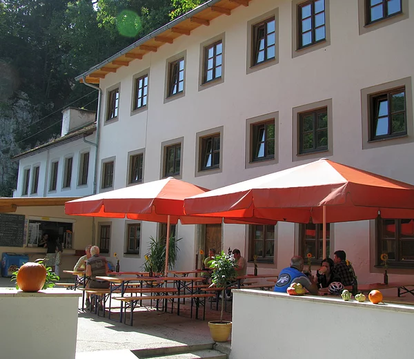Wander- oder Radfahrpause im Biergarten der Einsiedelei Klösterl in Kelheim