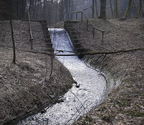Blick auf den Grundablass Loderbach im Winter