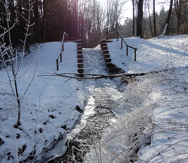 Blick auf den Grundablass Loderbach im Winter
