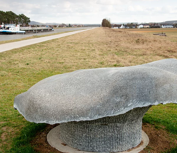 Aus Muschelkalk gefertigtes Kunstwerk am Main-Donau-Kanal
