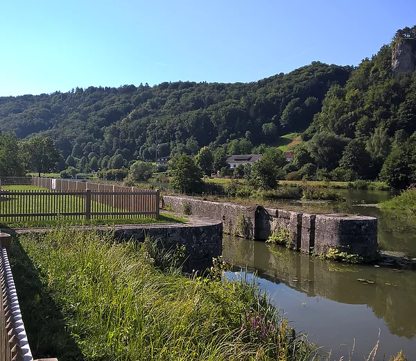 Schleuse Nr. 10 bei Untereggersberg mit Schleusenkammer und Schleusenwärterhaus (links)
