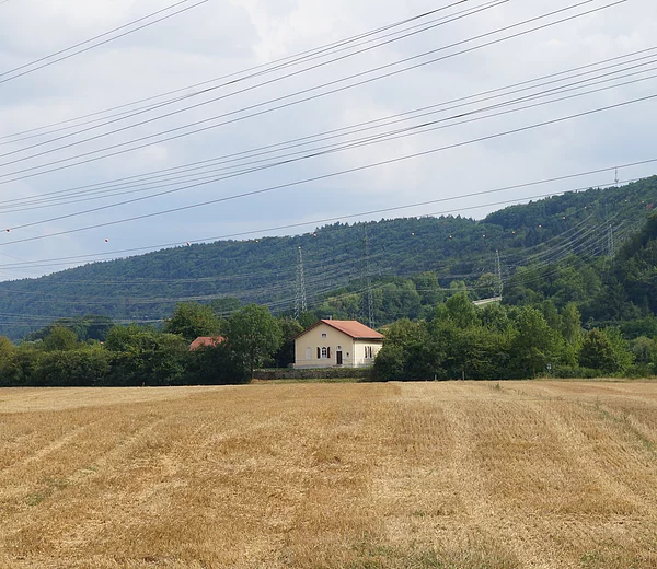Schleuse 13 bei Dietfurt. Die alte Schleuse wurde beim Bau des Main-Donau-Kanals aufgelassen. Das Schleusenwärterhaus ist noch erhalten.