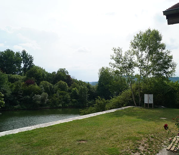 Schleuse 13 bei Dietfurt. Die alte Schleuse wurde beim Bau des Main-Donau-Kanals aufgelassen. Das Schleusenwärterhaus ist noch erhalten.