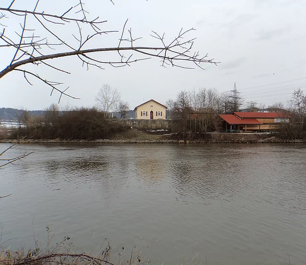 Blick auf das ehemalige Schleusenwärterhaus der Schleuse 13 bei Dietfurt. Der Ludwig-Donau-Main-Kanal wurde in diesem Bereich durch den Bau den Rhein-Main-Donau-Kanals zerstört. Das Mauerwerk an der westlichen Seite der Schleuse wurde abgebrochen, die Schleusenkammer ist daher trocken. 
Das ehemalige Schleusenwärterhaus wird von Fischerverein Dietfurt betreut.