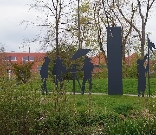 Blick auf die Figurengruppe im Parc d’Issoire in Neumarkt. Darstellung einer historischen Vermessungsszene.