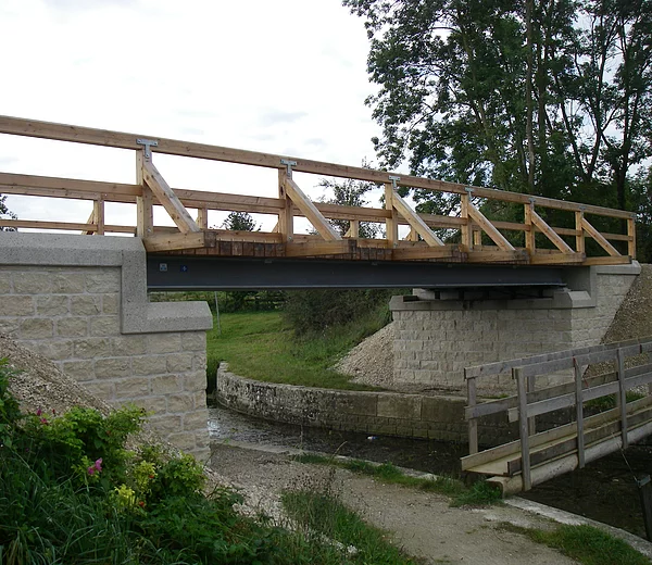 Bruecke Heinrichsbuerg am Ludwig-Donau-Main-Kanal, sie wurde in den Jahren 2010 und 2011 denkmalgerecht saniert. Die Widerlager mussten aus statischen gruenden erneuert werden. Die neuen Betonwiderlager wurden mit Natursteinen verkleidet.