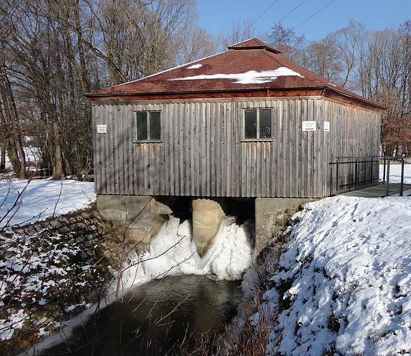 Blick auf das Pilsacher Schützenhaus im Winter. Hier wird der Pilsacher Leitgraben, einer der Leitgräben, der den Ludwig-Donau-Main-Kanal in der Scheitelhaltung mit Wasser speist, gesteuert.