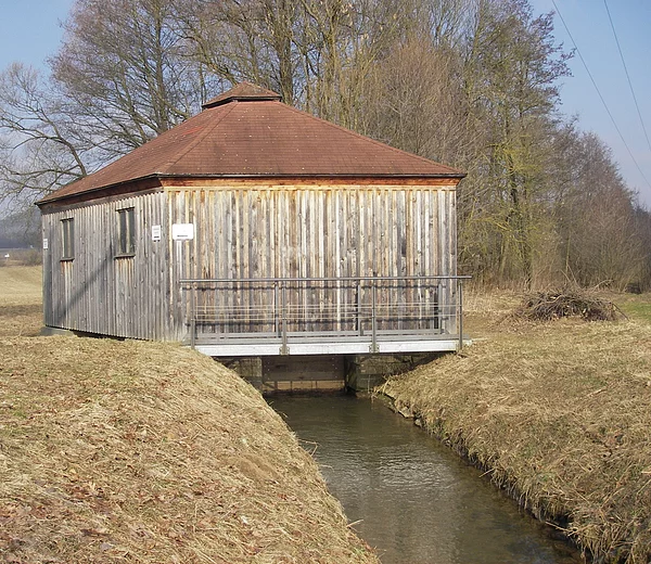 Zulauf zum Pilsacher Schützenhaus. Hier wird der Zufluss des Pilsacher Leitgrabens, einem der Leitgräben, der den Ludwig-Donau-Main-Kanal in der Scheitelhaltung mit Wasser speist, geregelt.
