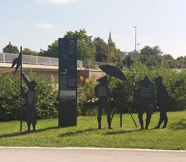 Blick auf die Figurengruppe zum Thema "Vermessung" des Infosystems am Ludwig-Donau-Main-Kanal in Neumarkt i.d.OPf.