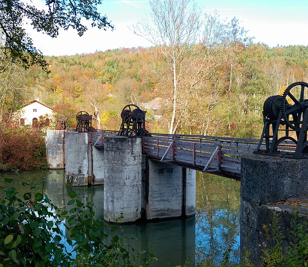 Wehranlage ohne Wehrschützen der Schleuse Nr. 5.Im Hintergrund: Schleusenwärterhaus.