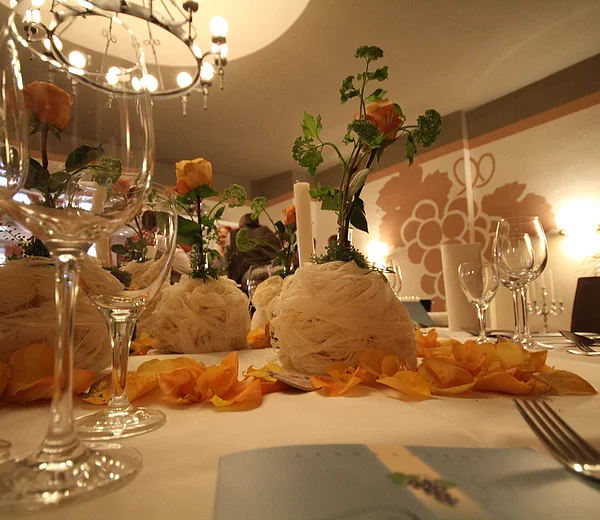 Festlich gedeckter Tisch mit Blütenarrangement