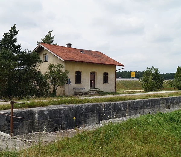 Blick auf die Schleuse 29 mit Schleusenwärterhaus