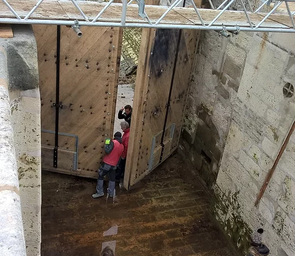 Blick in die trockengelegte Schleuse 26 bei Mühlhausen nach der Sanierung mit neu eingebauten Schleusentoren.