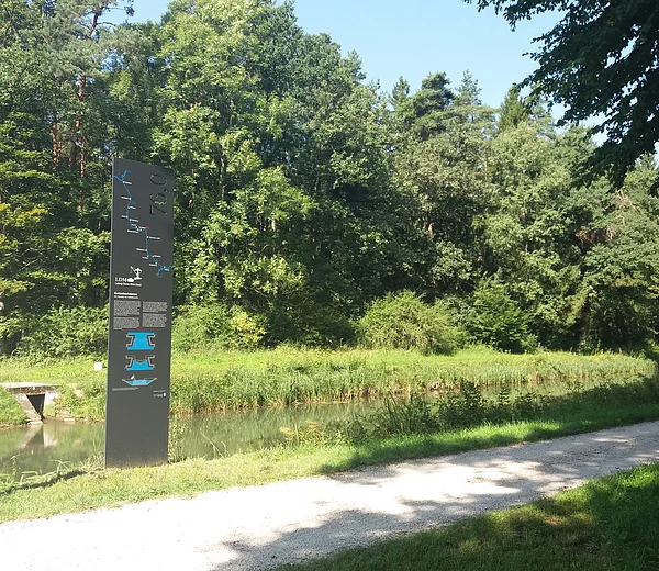 Blick auf die Infostele am Kettenbachdamm