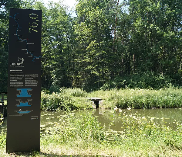 LDM-Kanal Kettenbachdamm; Infostele bei der Einmuendung des Kettenbacher Leitgrabens