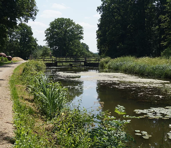 LDM-Kanal Kettenbachdamm; Bruecke mit Sicherheitstor bei der Einmuendung des Kettenbacher Leitgrabens