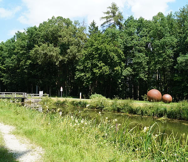 LDM-Kanal KettenbachdammLDM-Kanal Kettenbachdamm; Kunstwerk "Die Erde ist keine vollkommene Kiugel"