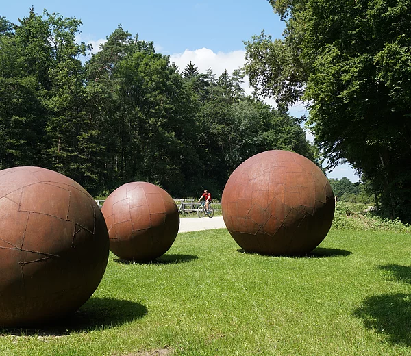 LDM-Kanal Kettenbachdamm; Kunstwerk "Die Erde ist keine vollkommene Kiugel"