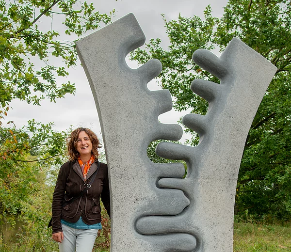 Kunstwerk Between am Main-Donau-Kanal mit Künstlerin Emanuela Camacci