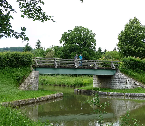 Kanalbrücke über den alten Ludwig-Donau-Main-Kanal flussaufwärts von  Schleuse Nr. 4.