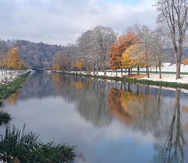 Teilstück des Ludwig-Donau-Main-Kanal, flussaufwärts Schleuse 4, in Originalbreite, mit Baumallee.