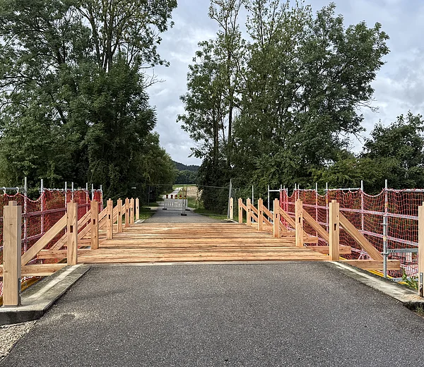 LDM-Kanal, Gemeinde Berg, Heinrichsburgbrücke 2025 saniert, Holzbeplankung und Brückengeländer neu aus Lärchenholz,