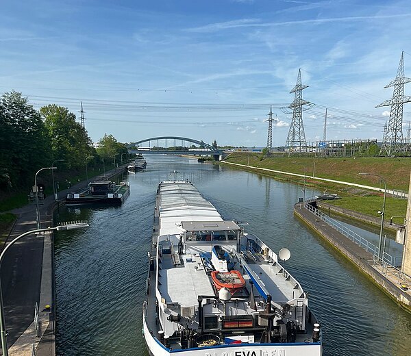 Schleuse Kriegenbrunn mit Schiff