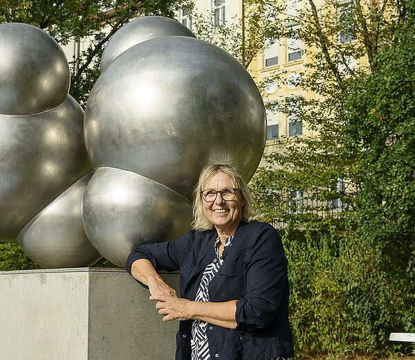 Kunstwerk H20 am Adenauerufer Bamberg. Zwei tanzenden Wassermoleküle aus großen Metallkugeln auf einem Betonsockel. Mit der Nürnberger Künstlerin Michaela Biet