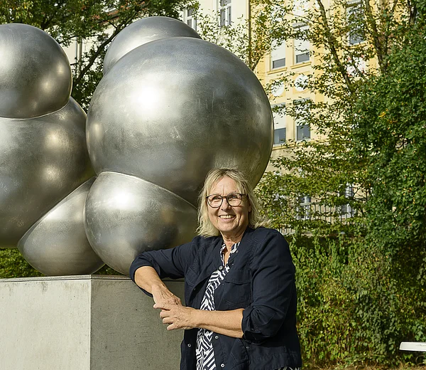 Kunstwerk H20 am Adenauerufer Bamberg. Zwei tanzenden Wassermoleküle aus großen Metallkugeln auf einem Betonsockel. Mit der Nürnberger Künstlerin Michaela Biet