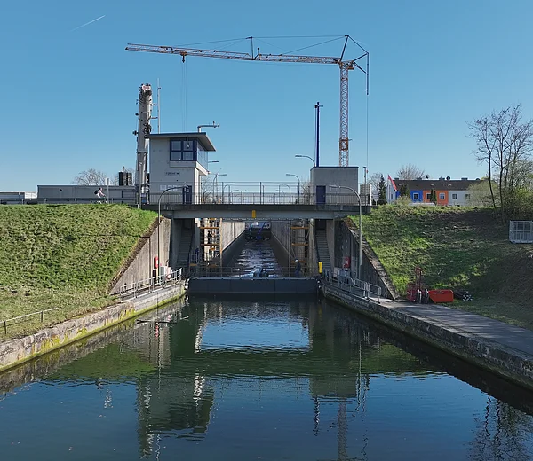 Schleuse Forchheim mit Kran