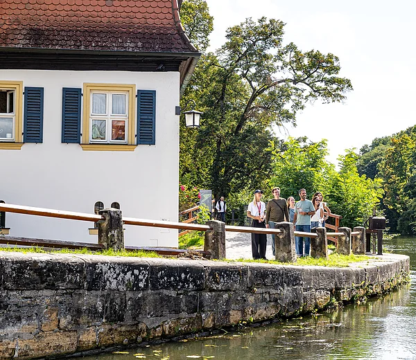 Der Weg in den Hain am linken REgnitzarm entlang