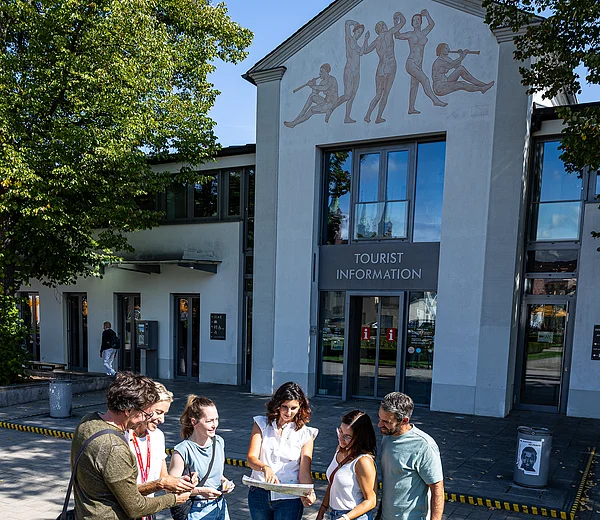 Die Tourist Information Bamberg im alten Stadtbad von Bamberg am Ludwig-Donau-Main-Kanal