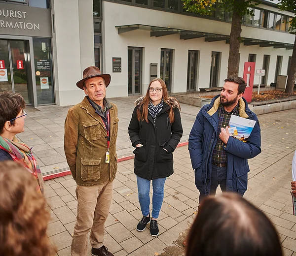 Stadtführungsstart vor der Tourist Information in Bamberg. Ticketverkauf unter www.bamberg.info/tickets