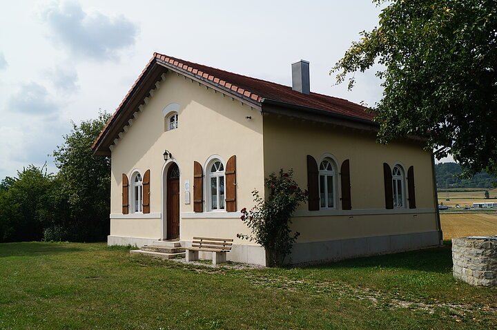 Schleuse 13 bei Dietfurt. Die alte Schleuse wurde beim Bau des Main-Donau-Kanals aufgelassen. Das Schleusenwärterhaus ist noch erhalten.