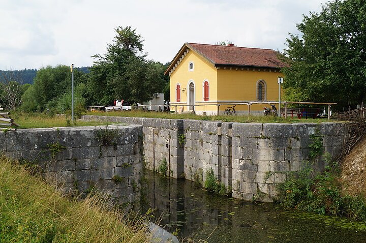 Schleuse 14 mit ehemaligem Schleusenwärterhaus bei Dietfurt beim vorgeschichtlichen Erlebnisdorf Alcmona