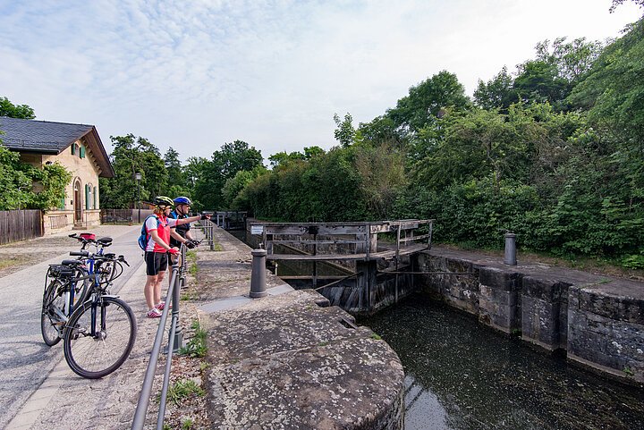 Radler an der Schleuse 100 in Bamberg. Foto: Markus Hammrich / Frankentourismus