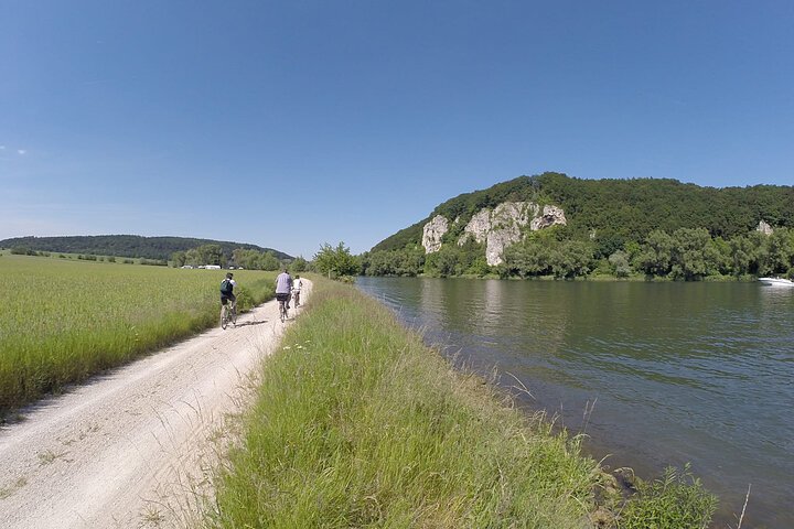 Entspanntes Radfahren auf dem Fünf-Flüsse-Radweg entlang der Donau zwischen Kelheim und Bad Abbach