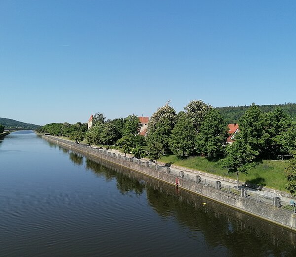 Blick entlang des Main-Donau-Kanals bei Berching