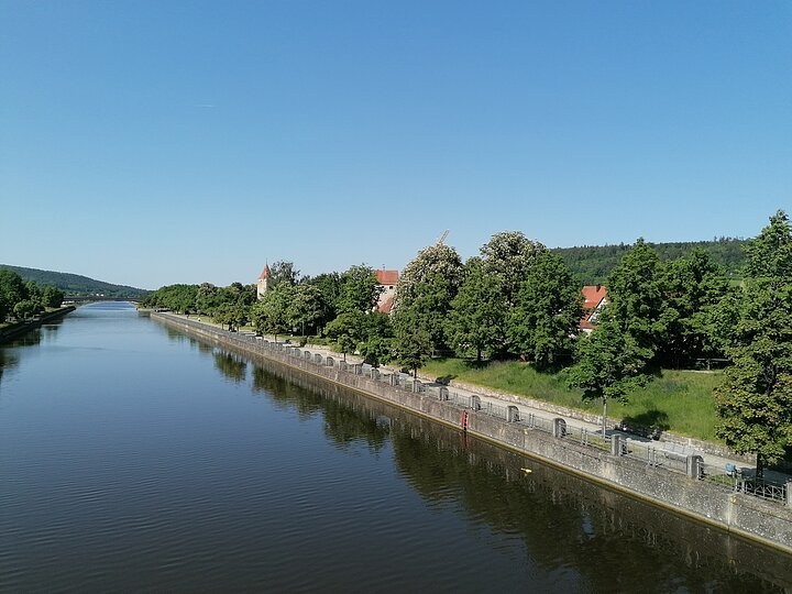 Blick entlang des Main-Donau-Kanals bei Berching