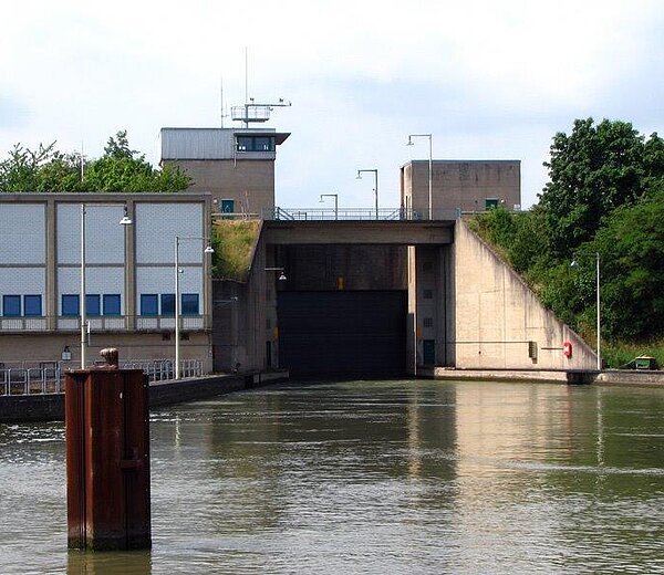 Schleuse Hausen vom Wasser aus