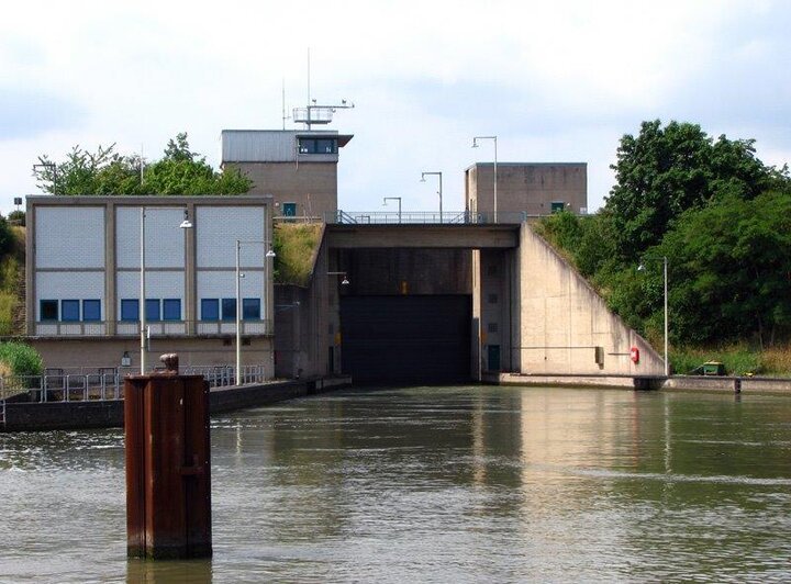 Schleuse Hausen vom Wasser aus