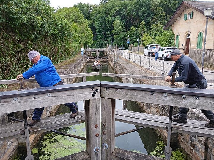 Die Bamberger Flussmeister des Wasserwirtschaftsamtes Kronach öffnen die Tore der Schleuse 100 am alten Kanal. Foto: Richter/WWA Kronach