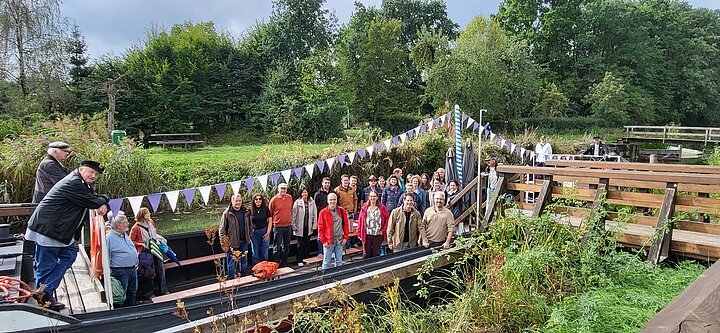 Mitglieder des Arbeitskreises Erlebnis Kanal auf dem Treidelschiff Elfriede in Schwarzenbach. Foto: Marius Hilpert