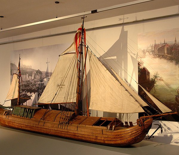 Nachbau eines Rangschiffes der Familie Weyermann in der Ausstellung "Im Fluss der Geschichte. Bambergs Lebensader Regnitz". im Historischen Museum Bamberg. Foto: Christine Schmitt/Museen der Stadt Bamberg/Flussparadies Franken