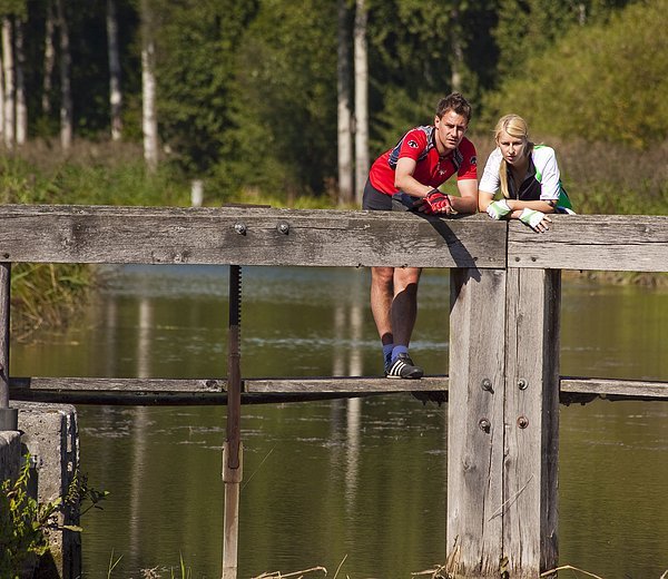 Radler an historischer Schleuse