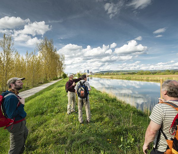 Wanderer am Werkkanal zwischen Altendorf und Neuses a.d.R.