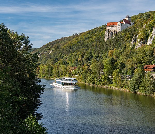 Schifffahrt auf dem Main-Donau-Kanal mit Blick zur Burg Prunn_© Anton Mirwald