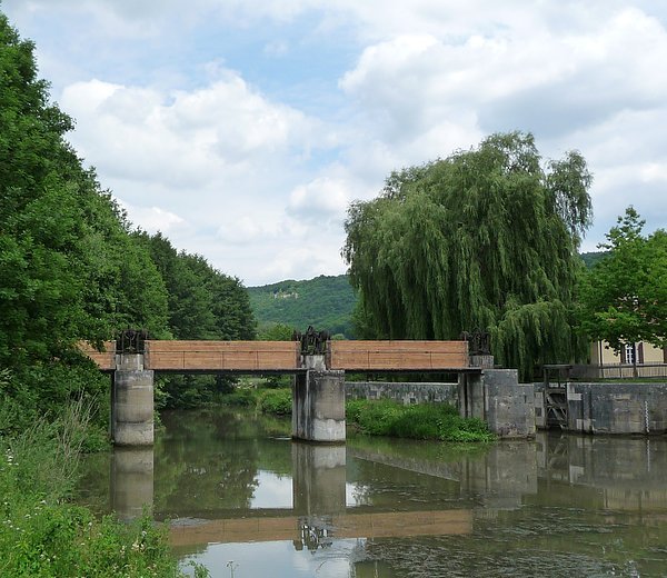 Schleuse 11 bei Deising mit Wehranlage und Schleusenwärterhaus (rechts).